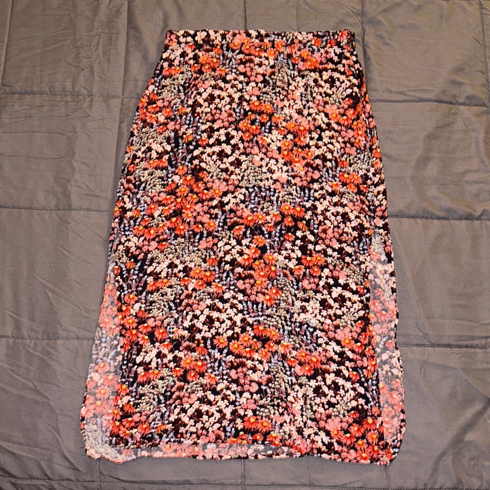H&M MIDI Floral Skirt. Size 8. Two slits on the sides of the skirt.